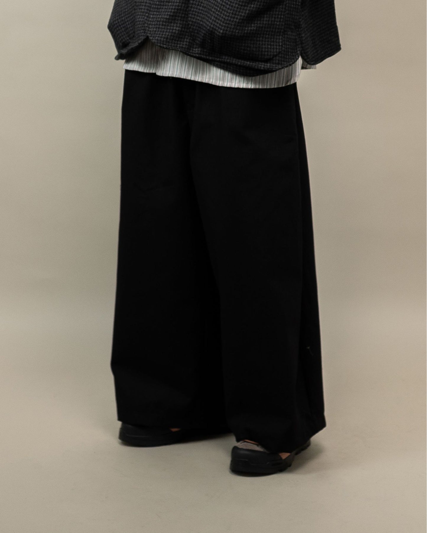 DAITA BARREL PANTS CANVAS BLACK‎